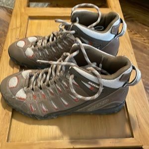 Sketchers Boots. Only worn once. Very good condition.